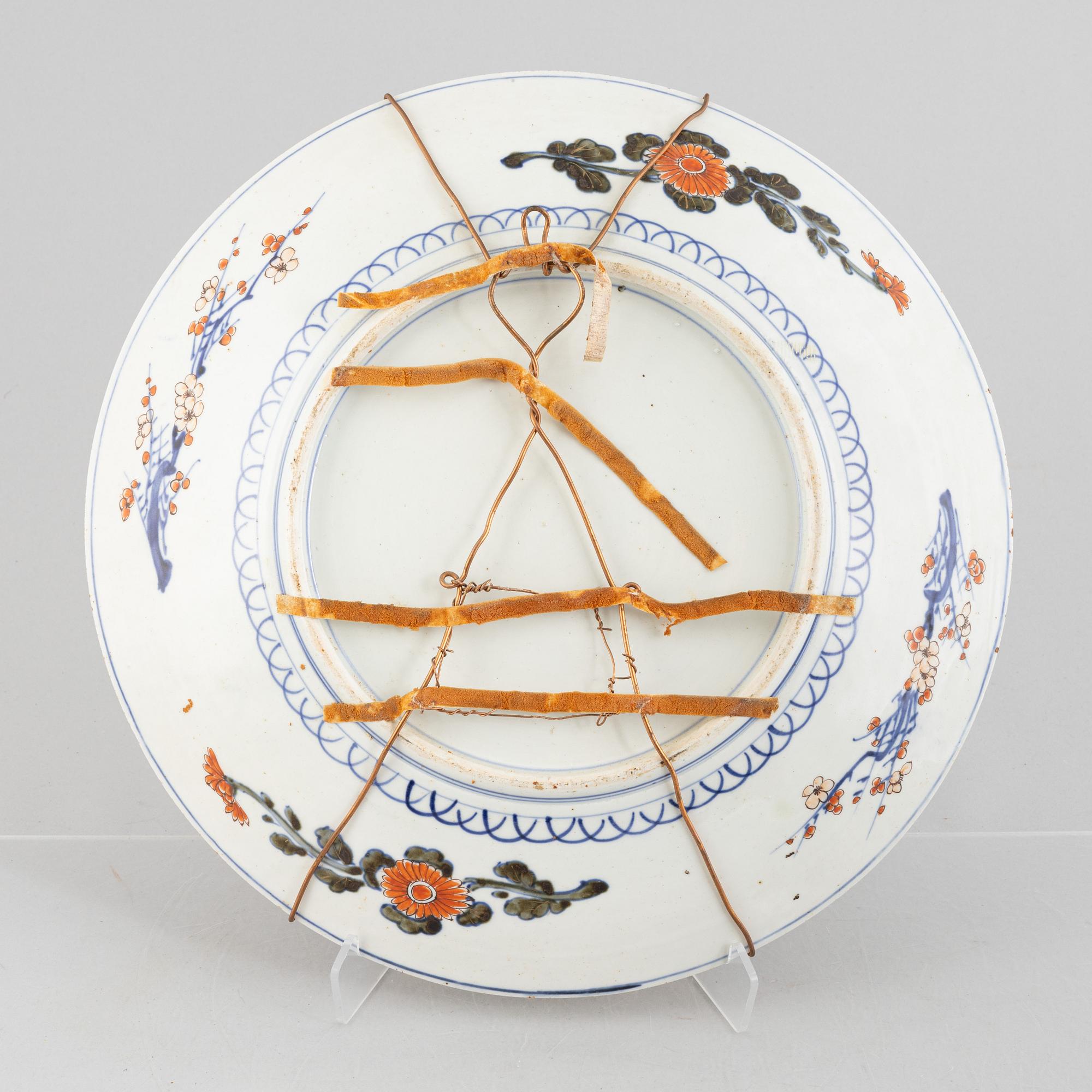 A large Japanese imari porcelain charger, Meiji (1868-1912).