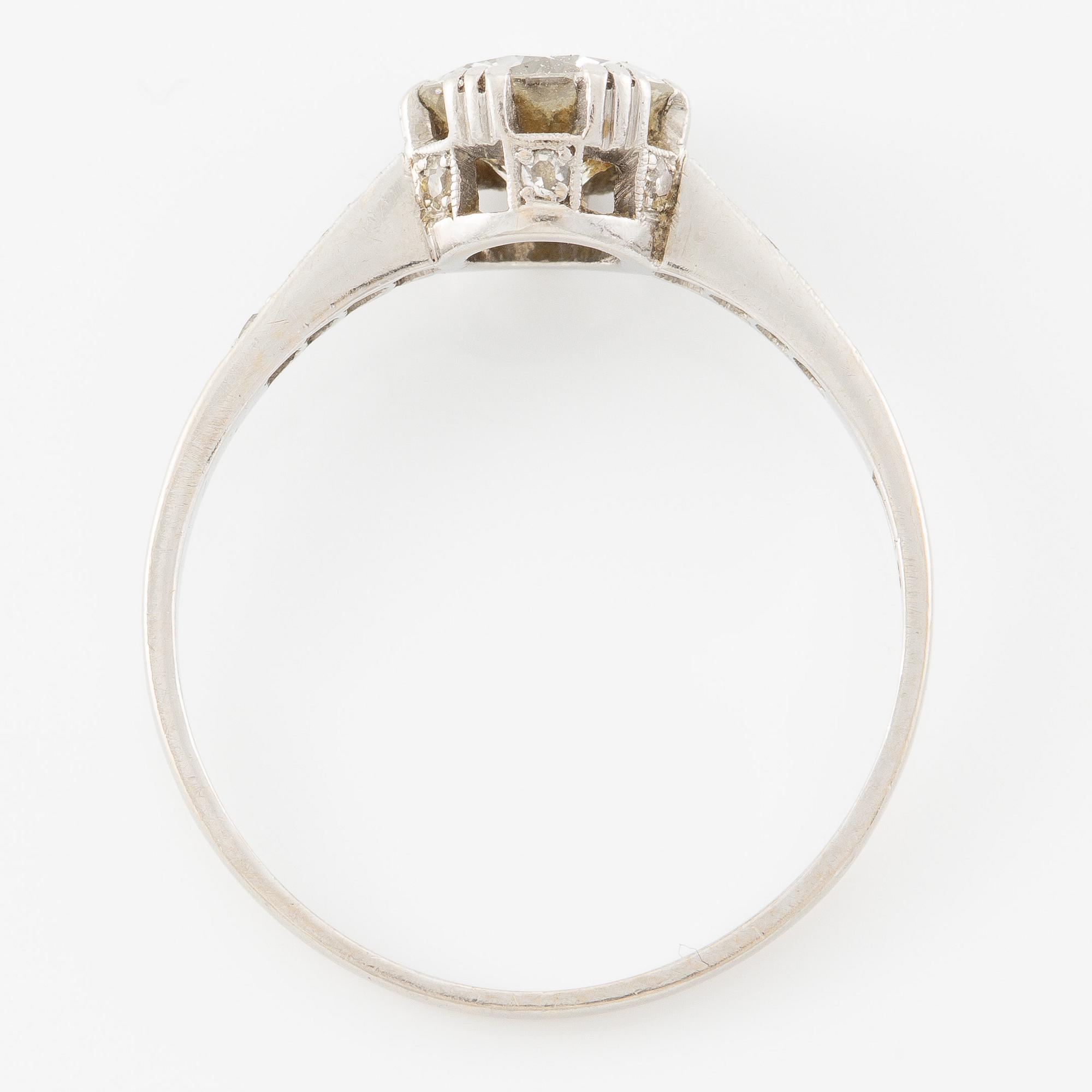 Ring in platinum with brilliant-cut diamond.