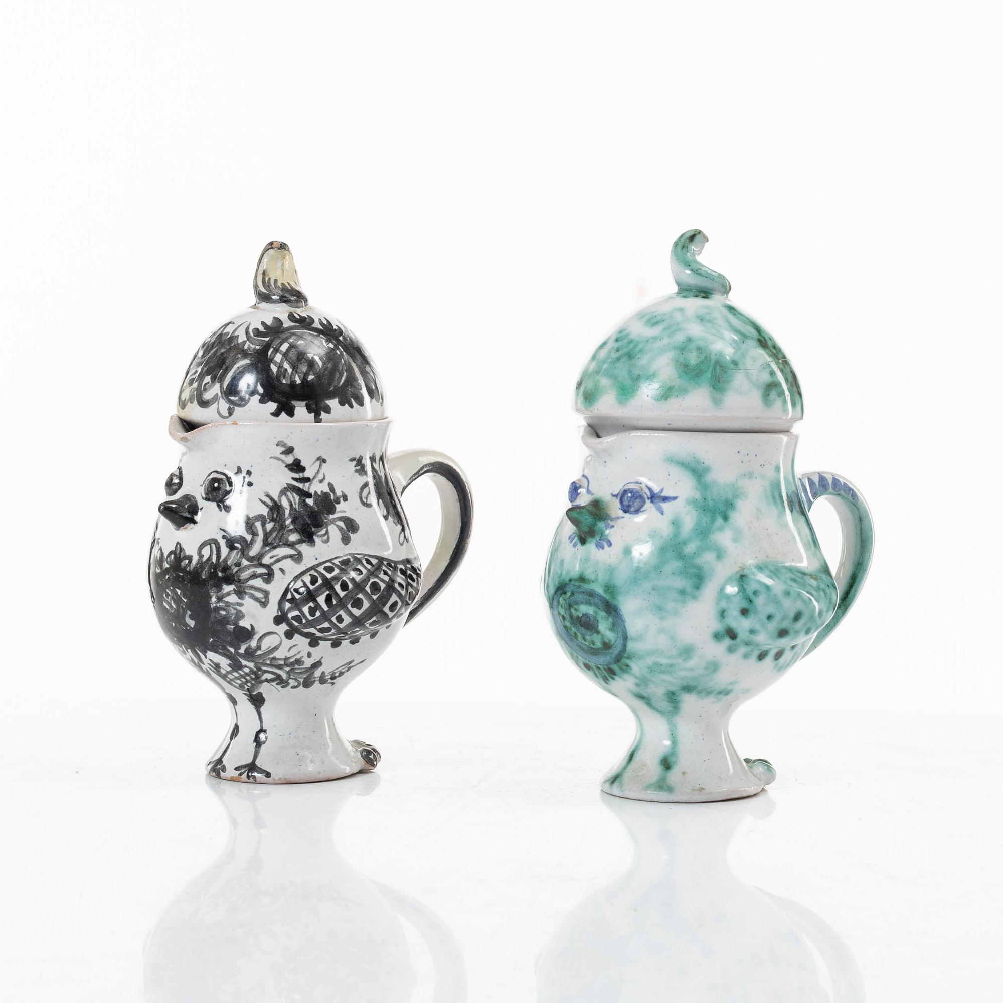 Björn Wiinblad, kannor med lock, två stycken, fajans, signerade och daterade -52 respektive -53.