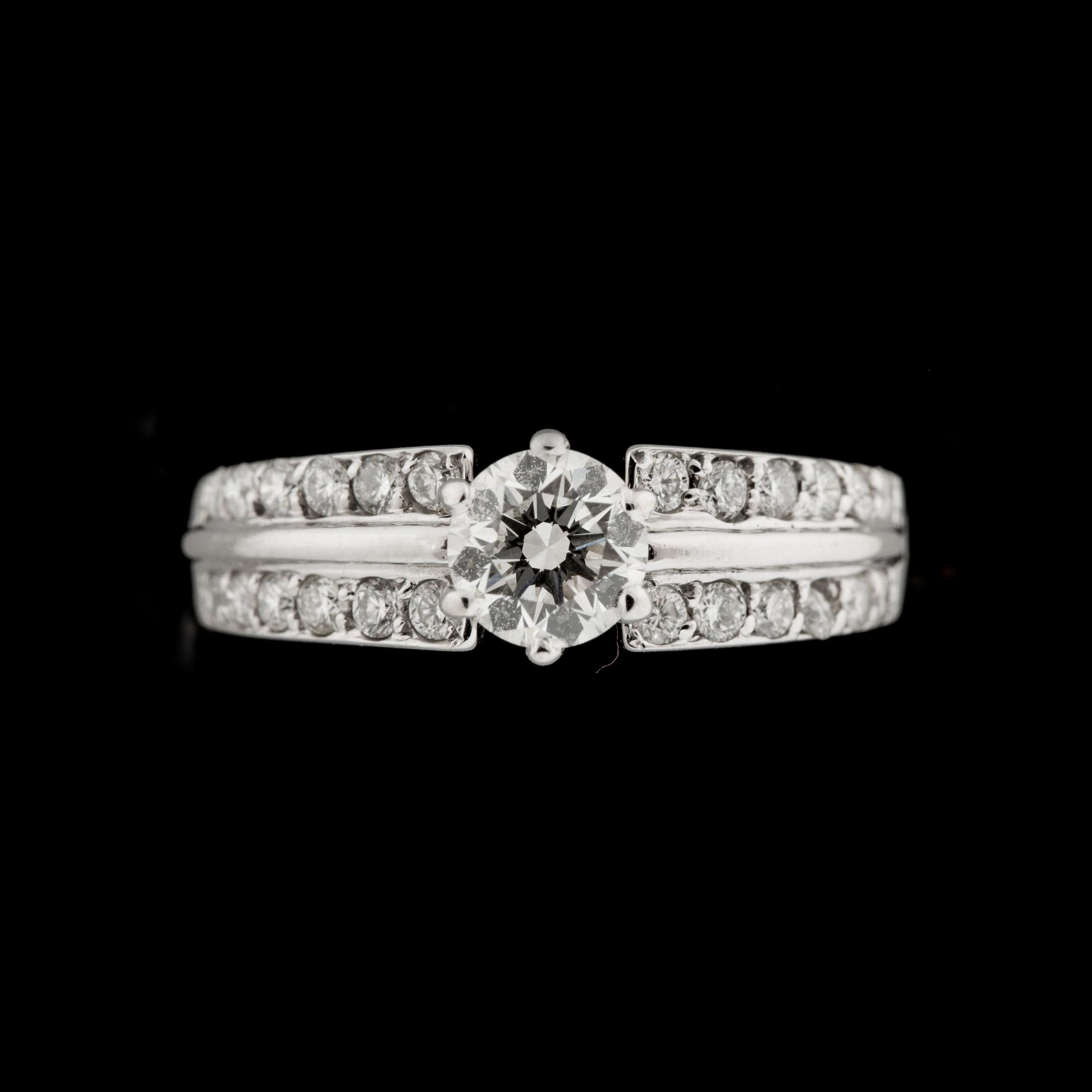 RING, 18 k vitguld med briljantslipad diamant ca 0.60 ct. Totalt ca 1.00 ct. Vikt ca 3 g.