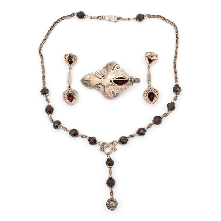HALSBAND, BROSCH samt ÖRHÄNGEN, silver med fasetterade granater och pyriter, Jugend tidigt 1900-tal.