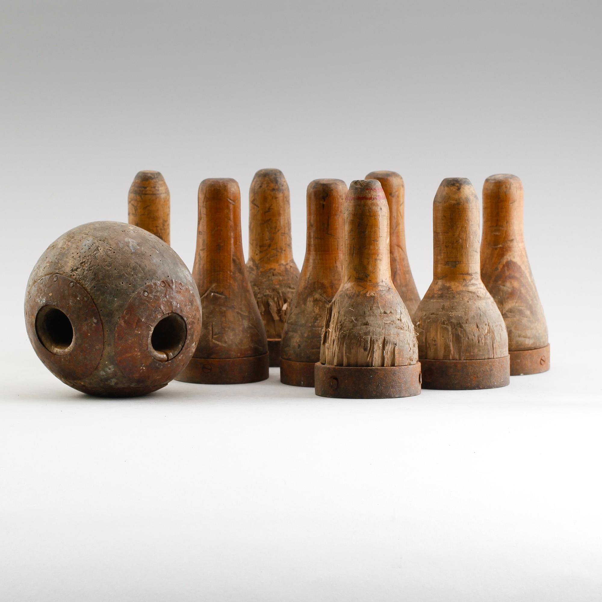 BOWLINGKLOT OCH KÄGLOR, 8 st, trä, omkring år 1900.
