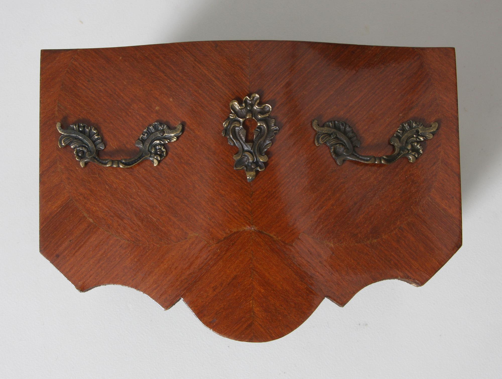 BYRÅAR, ett par, rokokostil.