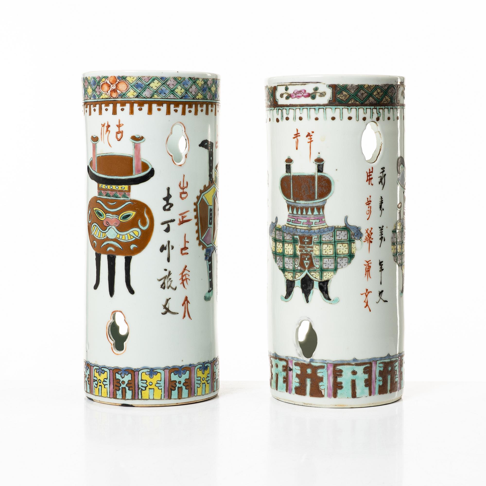 Vaser/Perukstockar, 2 st, porslin, Kina, 1900-tal.