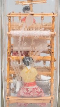 FLASKA MED SJÖMANSARBETE, med vävstol.