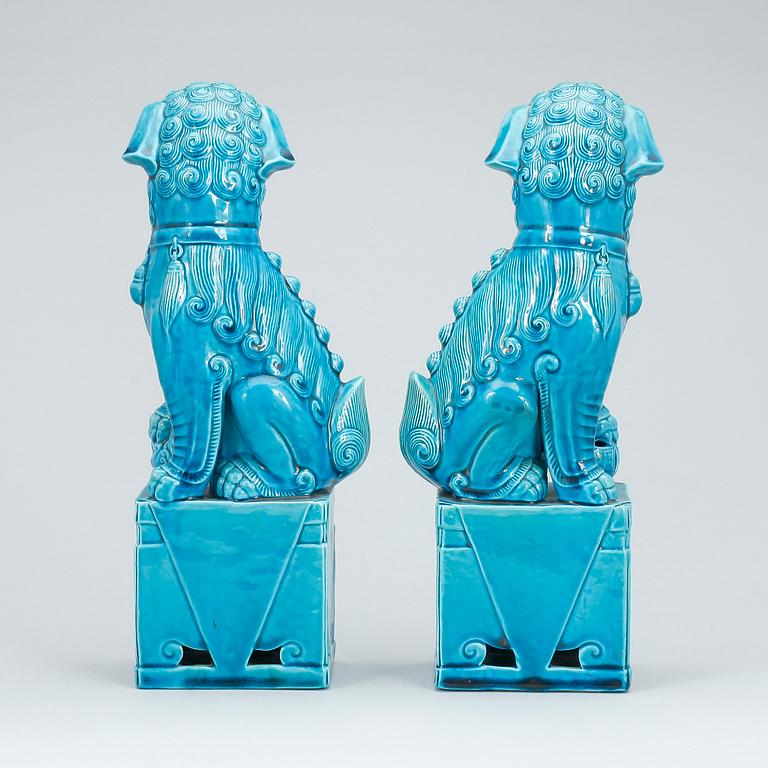 FOHUNDAR, ett par, porslin, Kina, 1900-talets andra hälft.