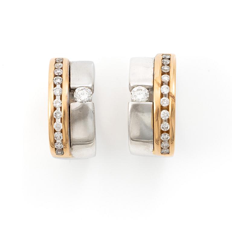 Örhängen, ett par 18K guld och vitguld med briljantslipade diamanter.