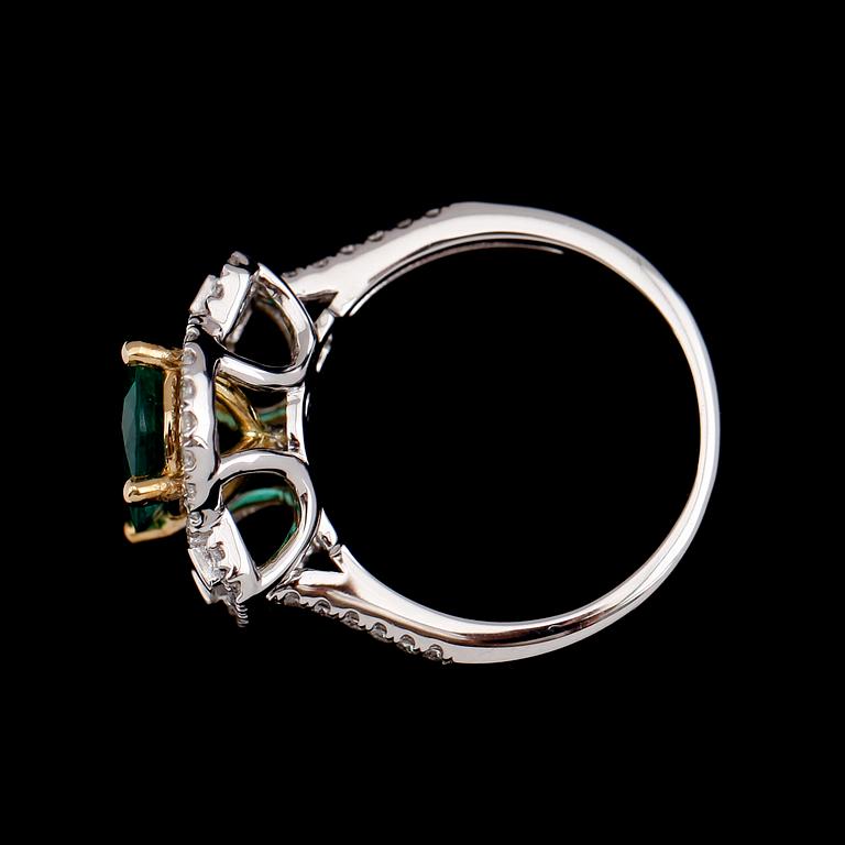 RING, 18 k guld och vitguld, briljantslipade diamanter tot 0.52 ct, smaragd 1.60 ct.