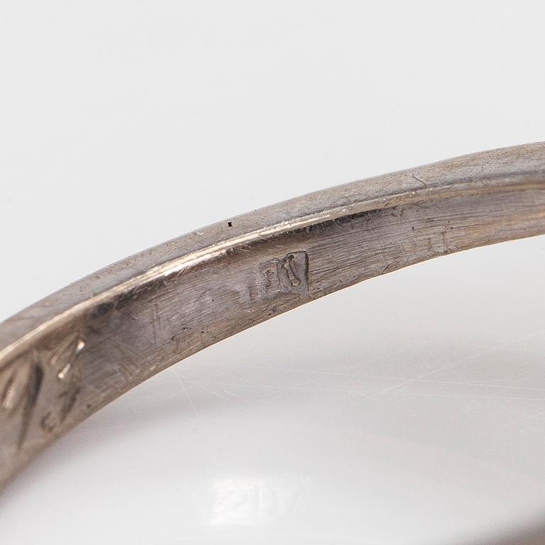 Sormus, viistehiottu safiiri, 8/8-hiotut timantit, 14K valkokultaa.