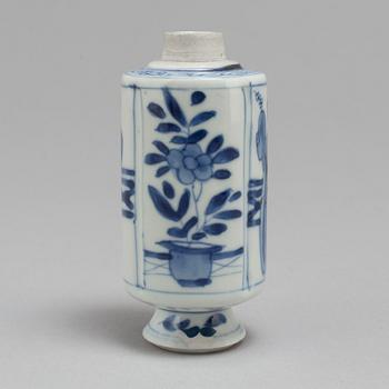 MINIATYRVAS, porslin. Qingdynastin, Kangxi (1662-1722).