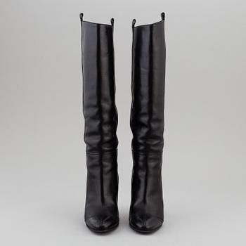 CHANEL, a pair of black leather boots, size 35,5.