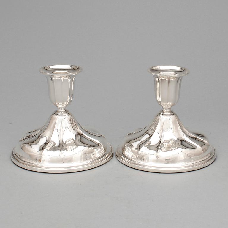 LJUSSTAKAR, ett par, silver, Norge, 1900-talets första hälft.