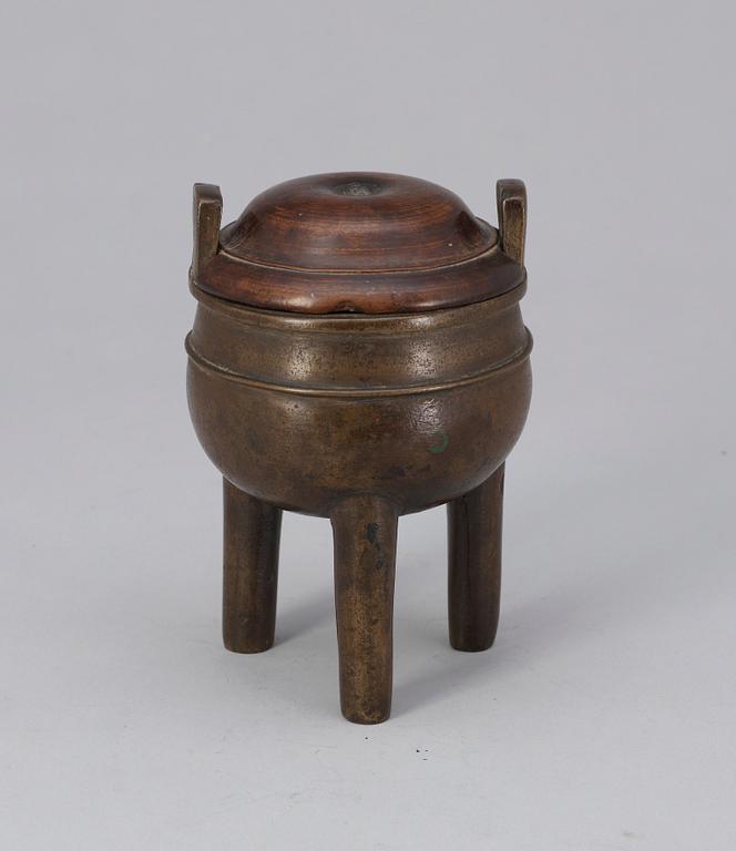 RÖKELSEKAR med LOCK. Brons och trä. Kina, Qing dynastin.