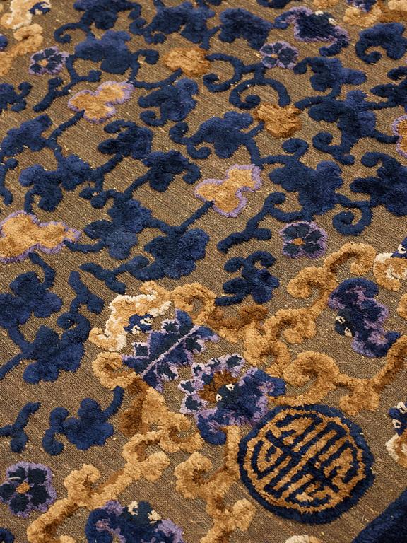 CARPET. Antique silk China relief. 212 x 125 cm. Late Qing dynasty (1644–1911).