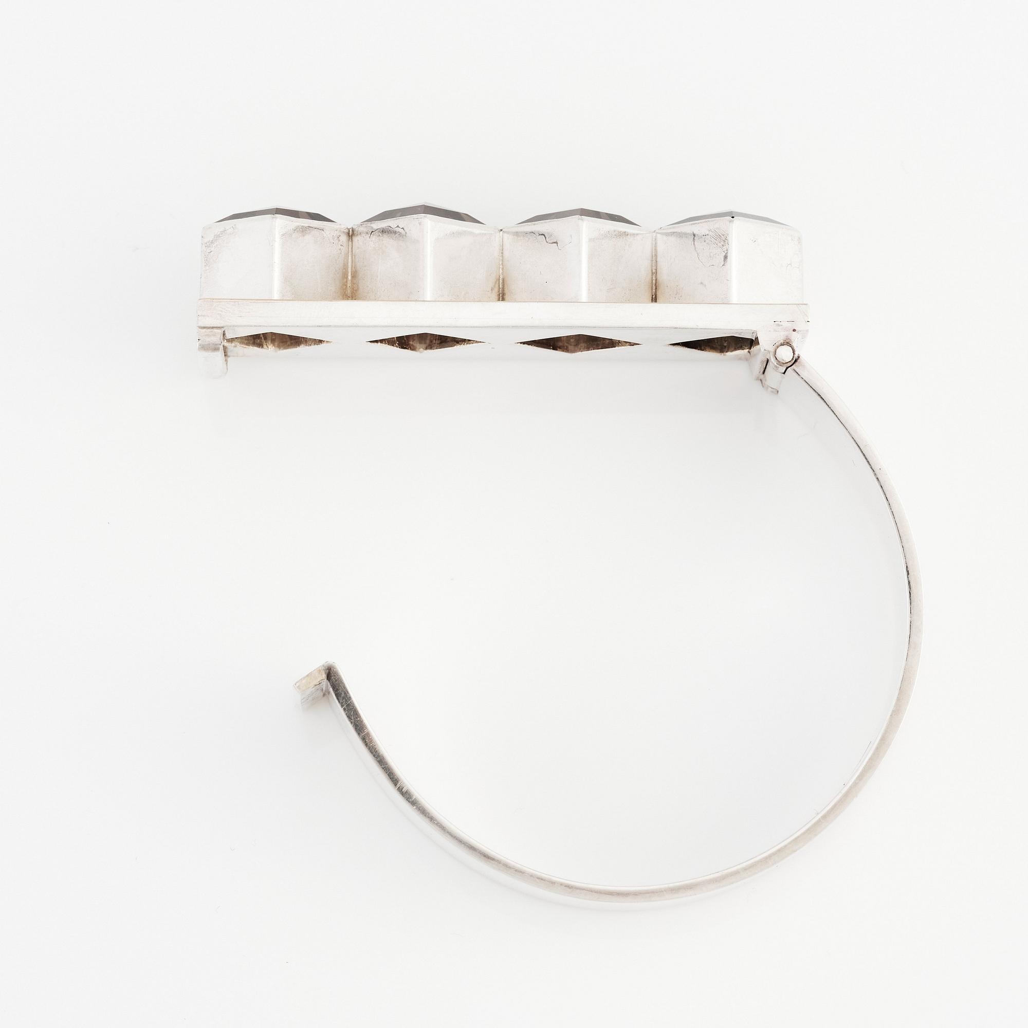 Sigurd Persson, armring, Stockholm 1963, sterling silver, delvis förgyllt och rökcitrin, smed Peter Schmitt.