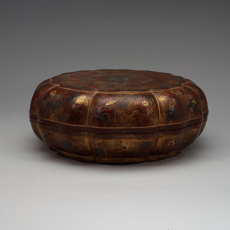 A large lacquered box with cover, Qing dynasty, 18th Century.