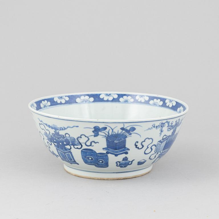 A porcelain punch bowl, China, 19th century.