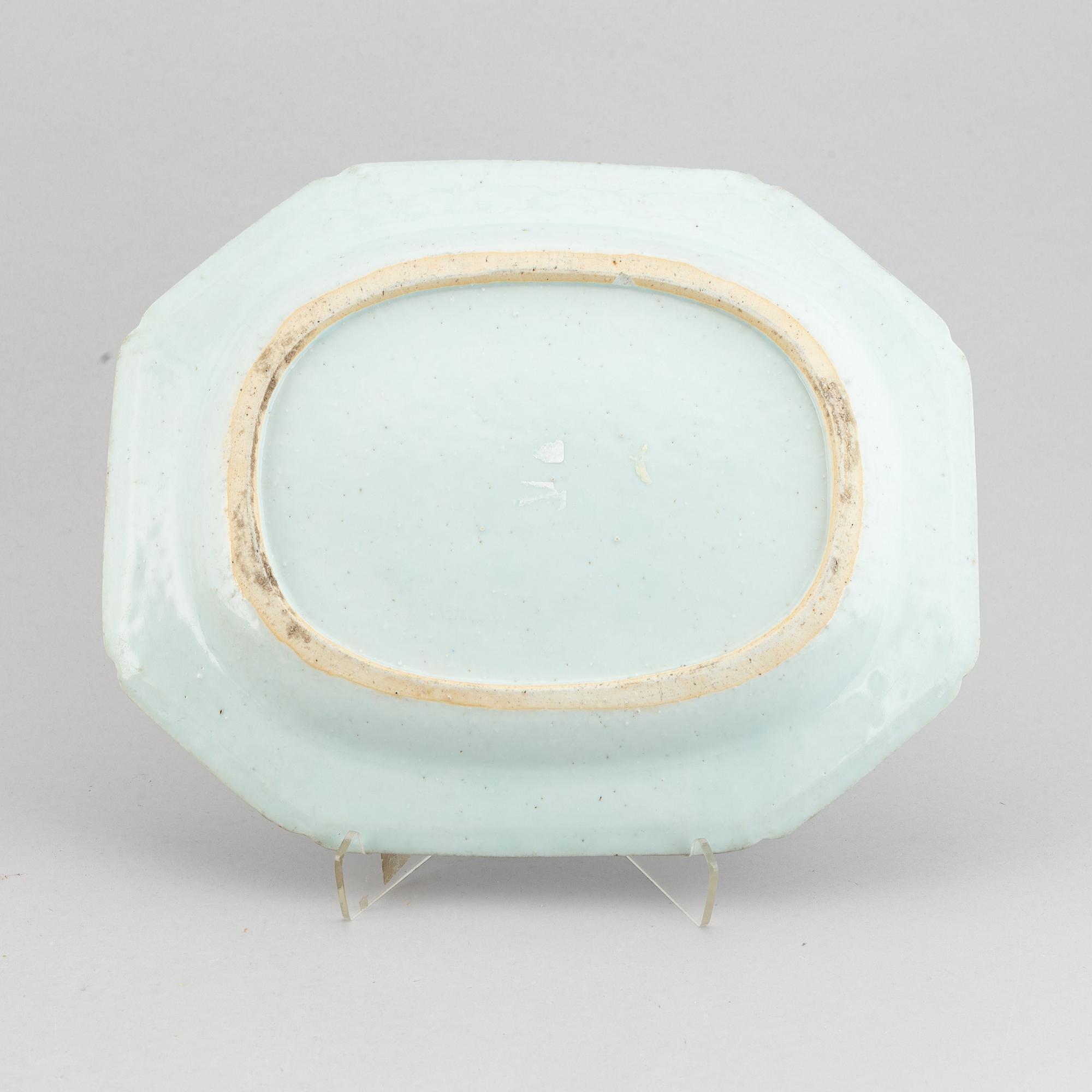 A blue and white serving dish, Qing dynasty, 19th Century.