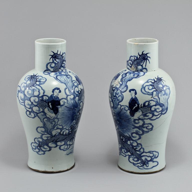 URNOR, ett par, porslin, Kina, 1800-tal.