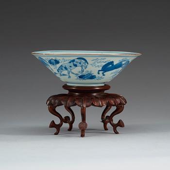 A blue and white Transitional bowl, 17th century.