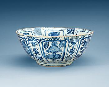 1543. A large blue and white kraak bowl, Ming dynastin, Wanli (1572-1620).