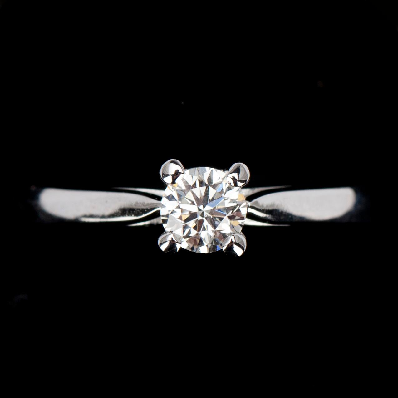 RING, vitguld 18K, briljantslipad diamant 0,35 ct. Vikt 3,8 g. Intyg.