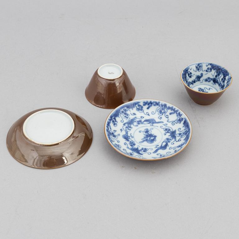 Kanna med lock, koppar med fat, ett par, porslin Kina, Kangxi (1662-1722).