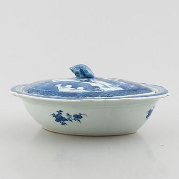 Ten pieces of Chinese blue and white porcelain, Qing dynasty 18th century & Jiaqing (1796-1822).