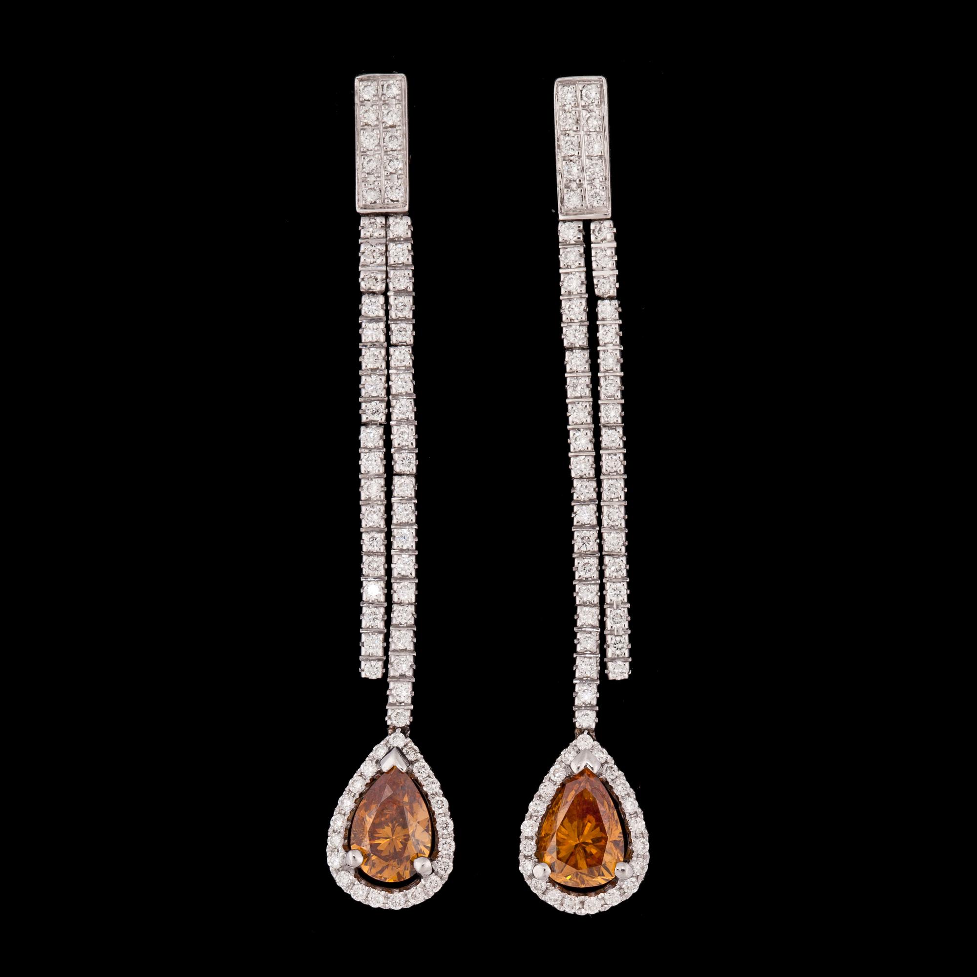 ÖRHÄNGEN, fancy brown droppslipade diamanter, tot. 1.03 ct, samt vita totalt 1.99 ct.