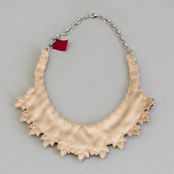 COLLIER, Valentino.