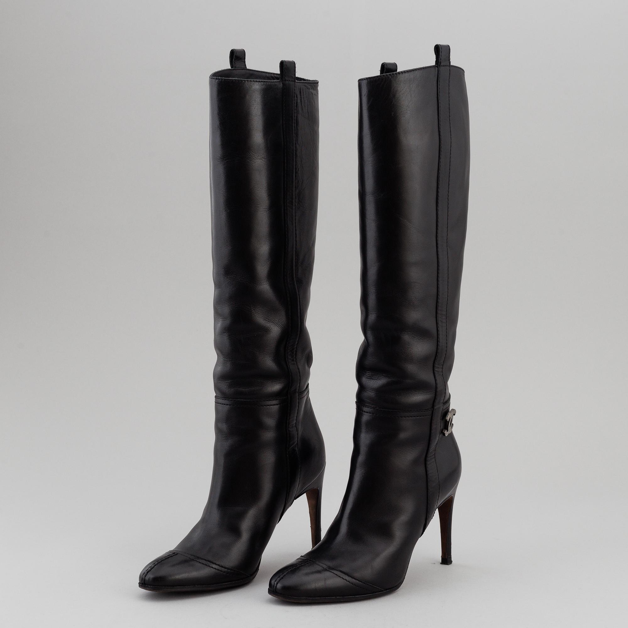 CHANEL, a pair of black leather boots, size 35,5.