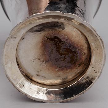 BÄGARE, ett par snarlika, silver. Lorens Stabeus, Stockholm, verksam 1745-1778. Vikt tot ca 1060 g.