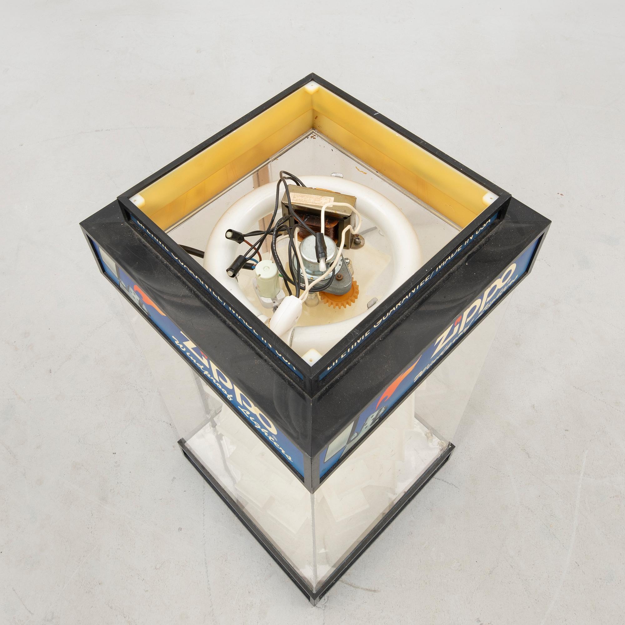 Monterskåp för Zippo 1900-talets mitt/andra hälft.