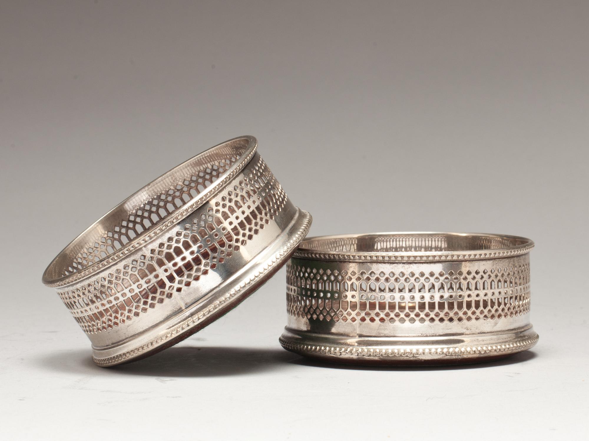 COASTERS, ett par, plate. England, omkring 1900.