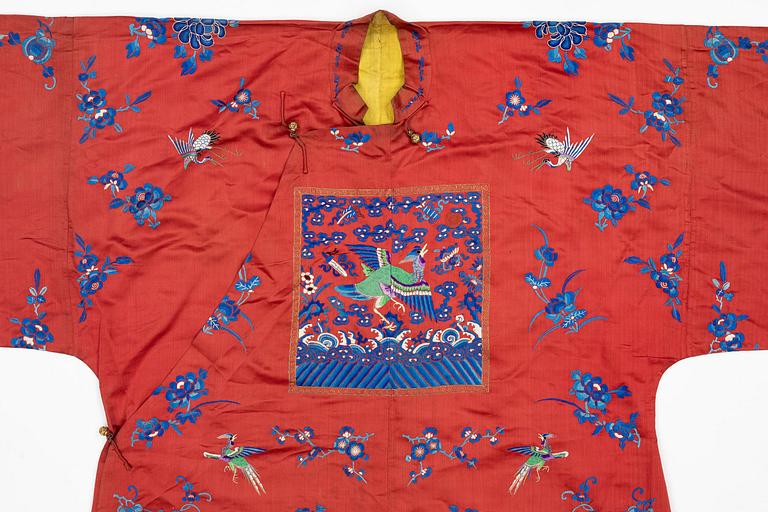 A Chinese semi-formal embroidered silk robe, late Qing dynasty, circa 1900.