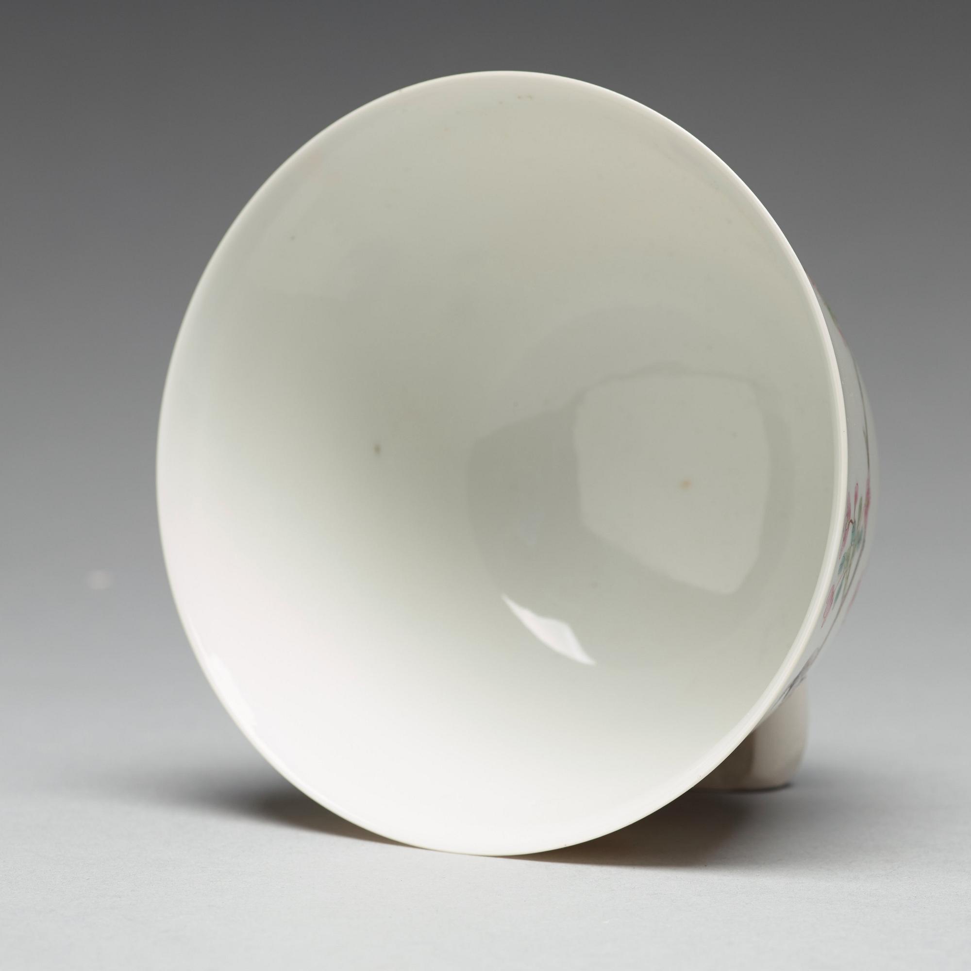 A Chinese famille rose cup, with Qianlong mark.