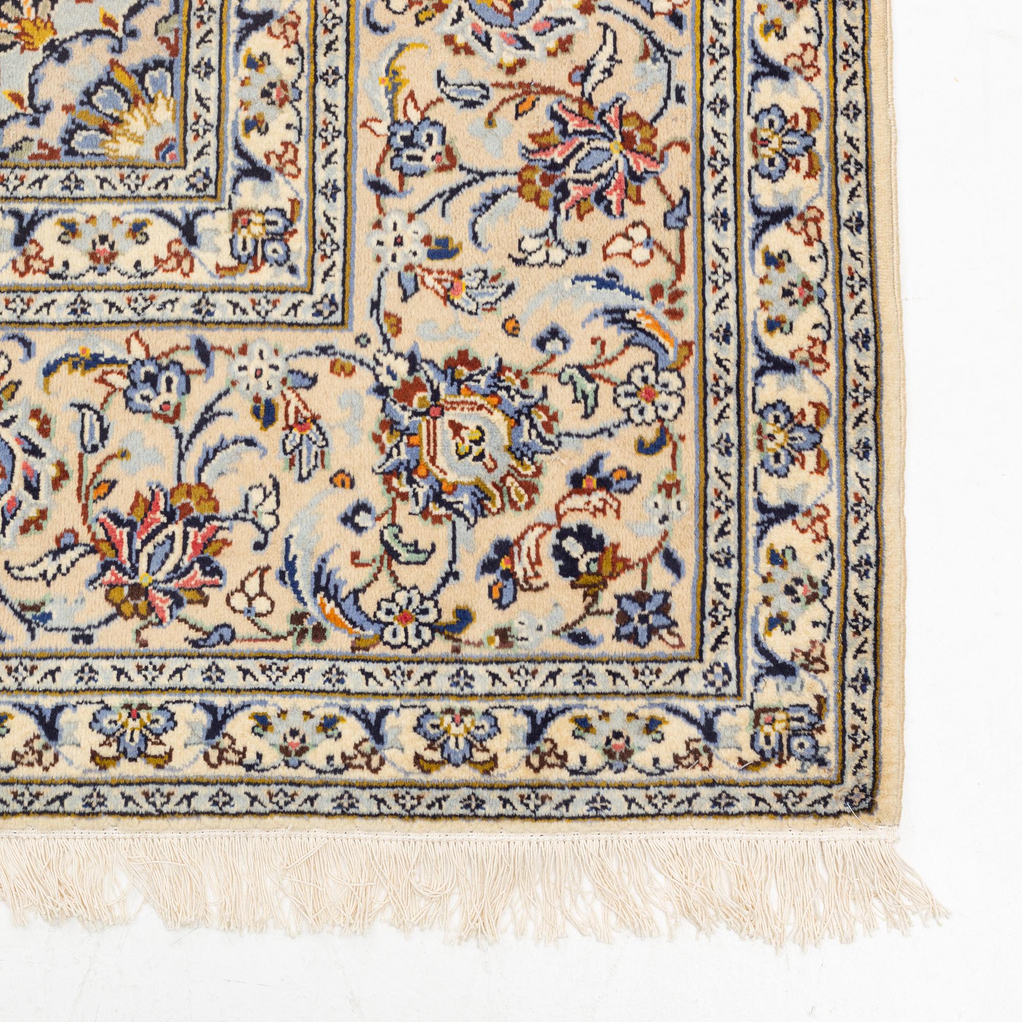 A carpet, semi-antique, Kashan, ca 398 x 281 cm.