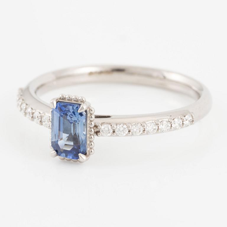 Ring in 14K white gold with emerald-cut sapphire and brilliant-cut diamonds.