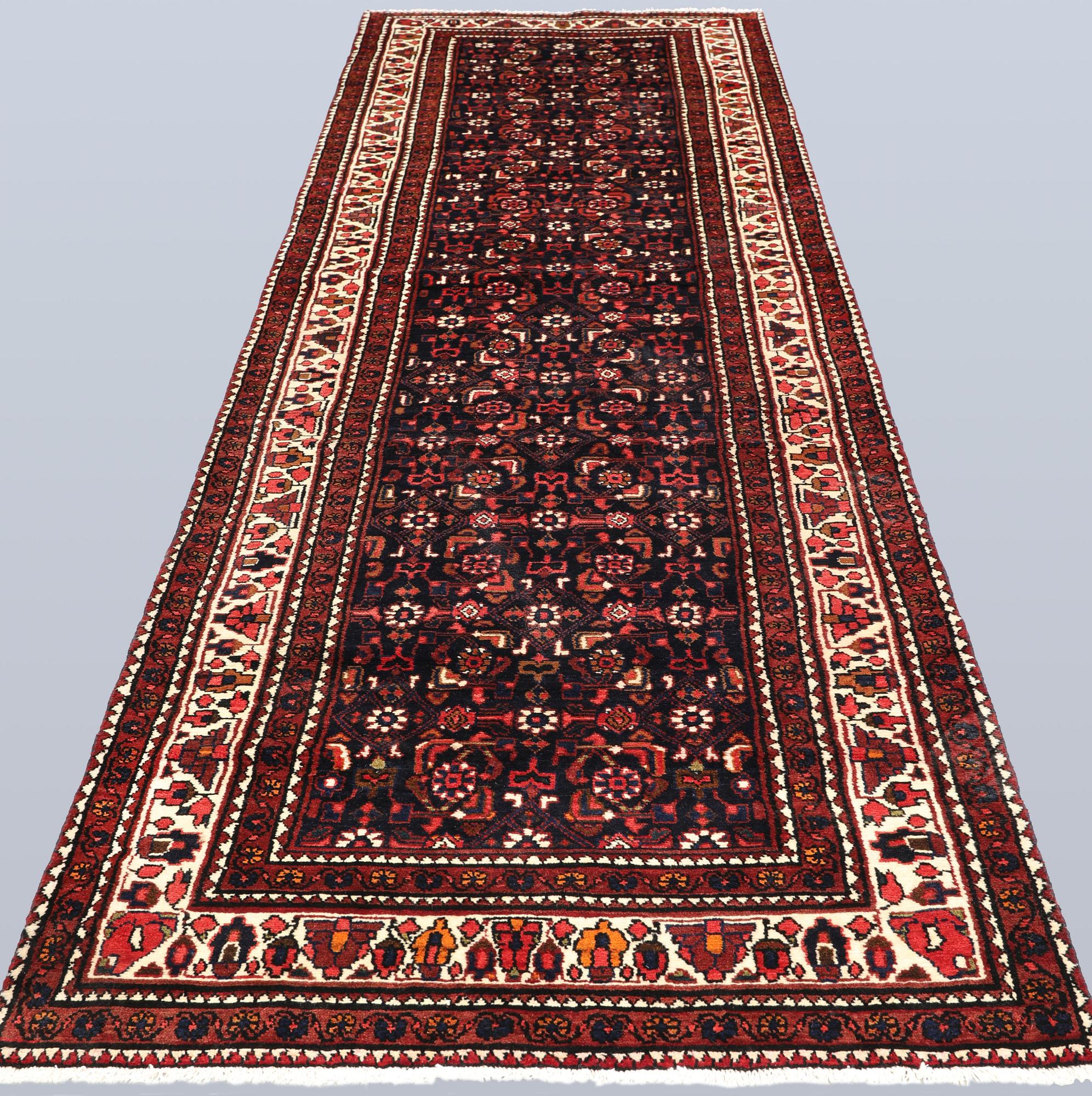 A Hamadan runner, approx. 420 x 110 cm.