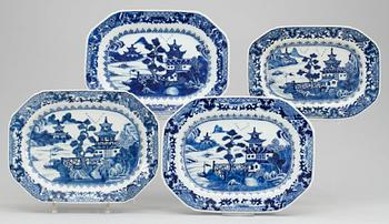 253. A set of four (3+1) blue and white serving dishes, Qing dynasty, Qianlong (1736-95).