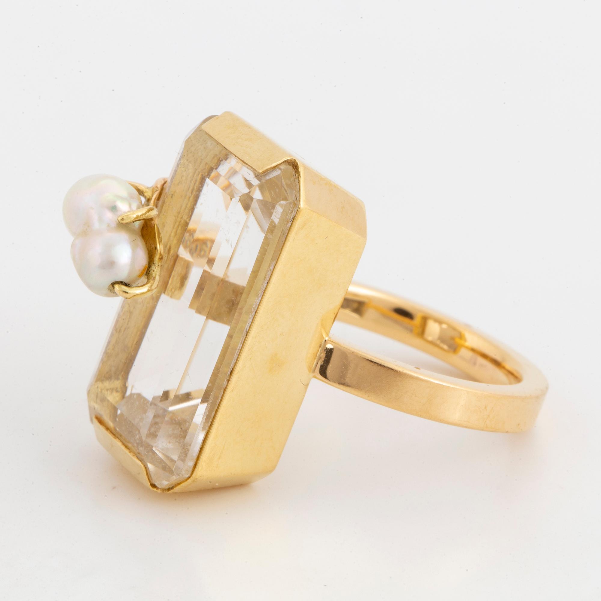 Engelbert 18K gold, rock crystal and pearl cocktail ring.