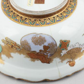A Japanese porcelain tureen with cover and a lacquer box with cover, early 20th century.