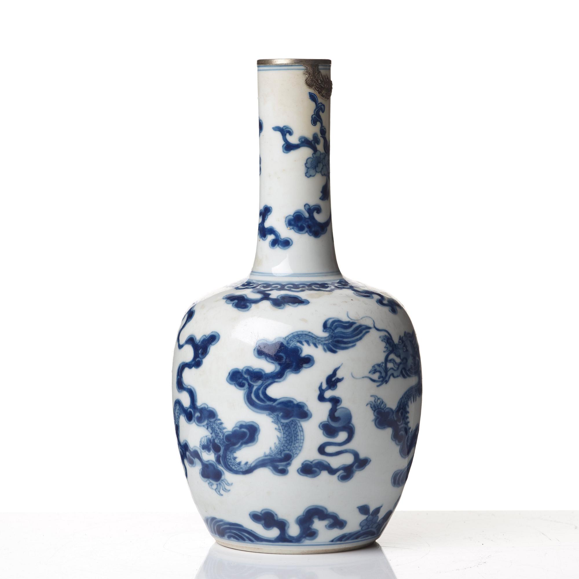 A blue and white vase, Qing dynasty, Kangxi (1662-1722).