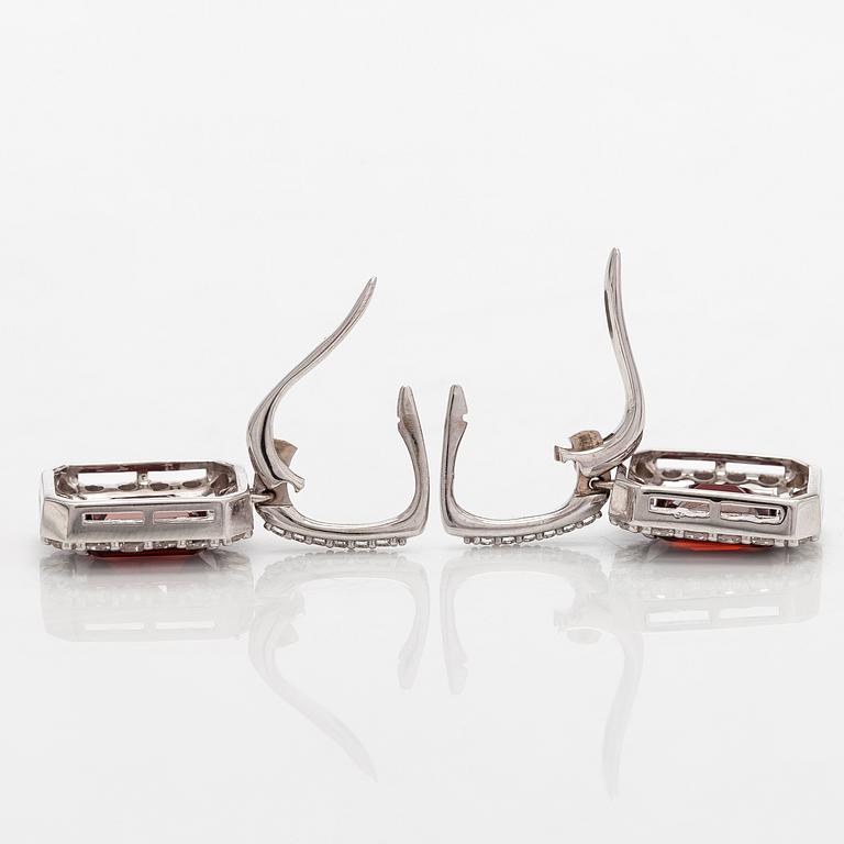 Korvakorut, 18K valkokultaa, smaragdihiottuja granaatteja ja briljanttihiottuja timantteja.