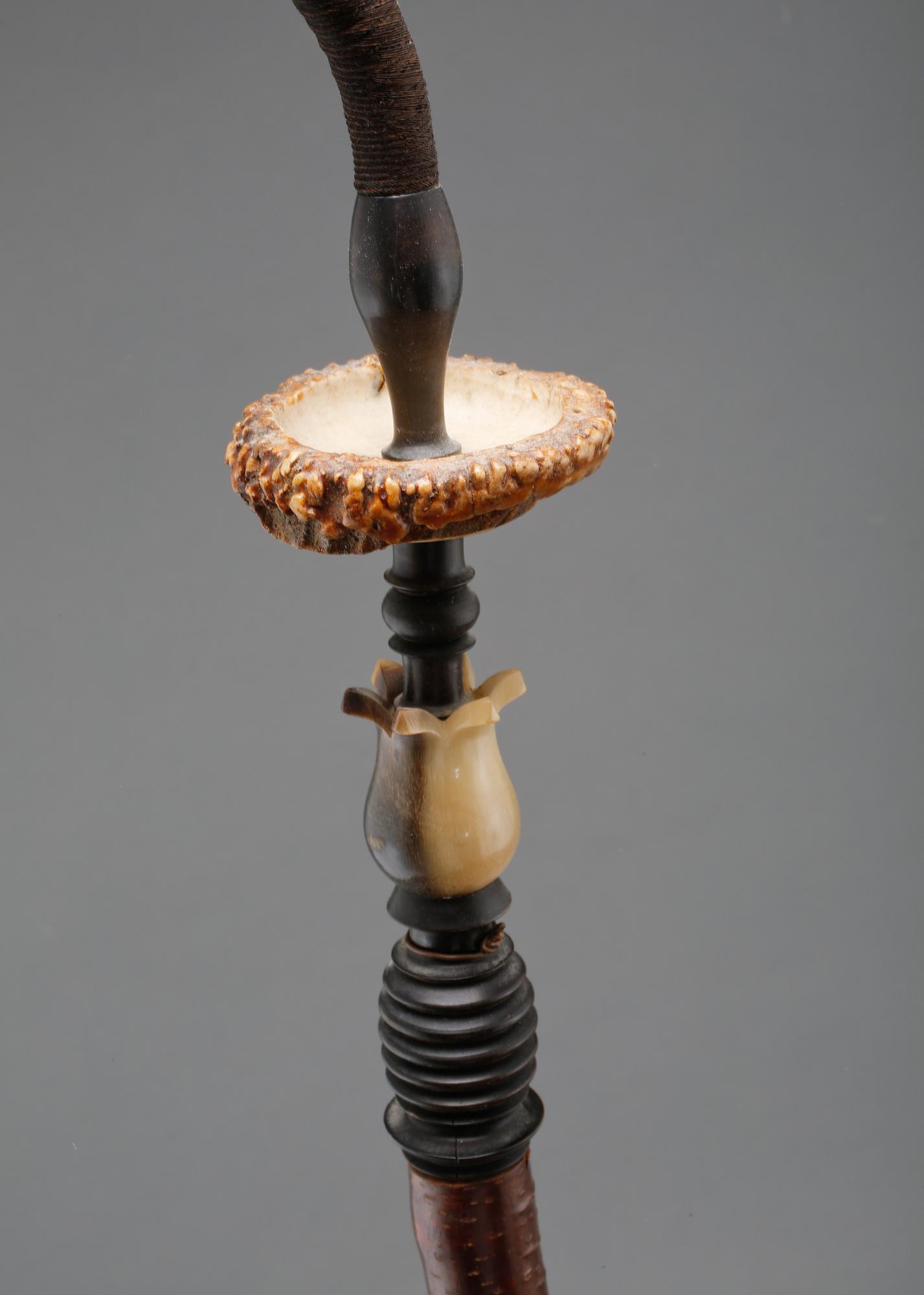 PARTI PIPOR, 5 st, bl a trä och porslin, 1800/1900-tal.