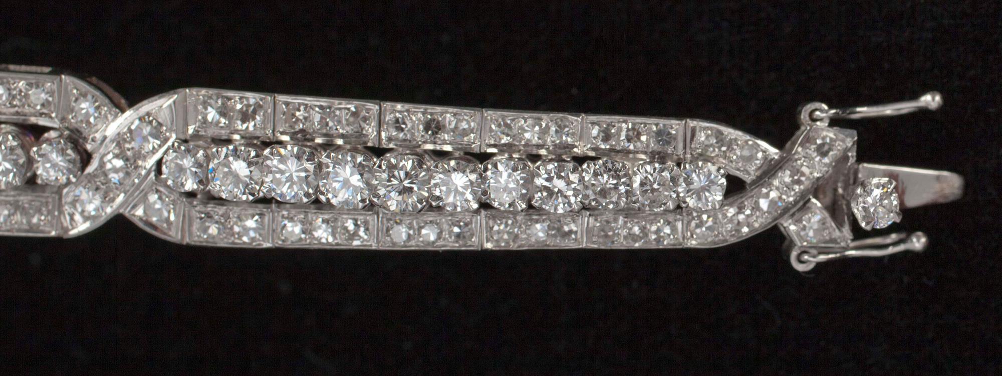 DIAMANTARMBAND, platina samt diamanter. Tot. vikt ca 38,6 gr.