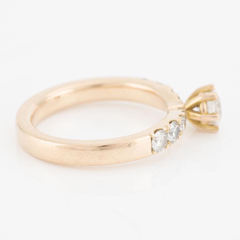 Ring, 18K gold with brilliant-cut diamonds.