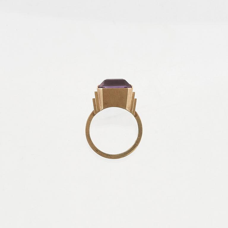 Wiwen Nilsson, ring in 18K gold with a step-cut amethyst, Lund 1970.