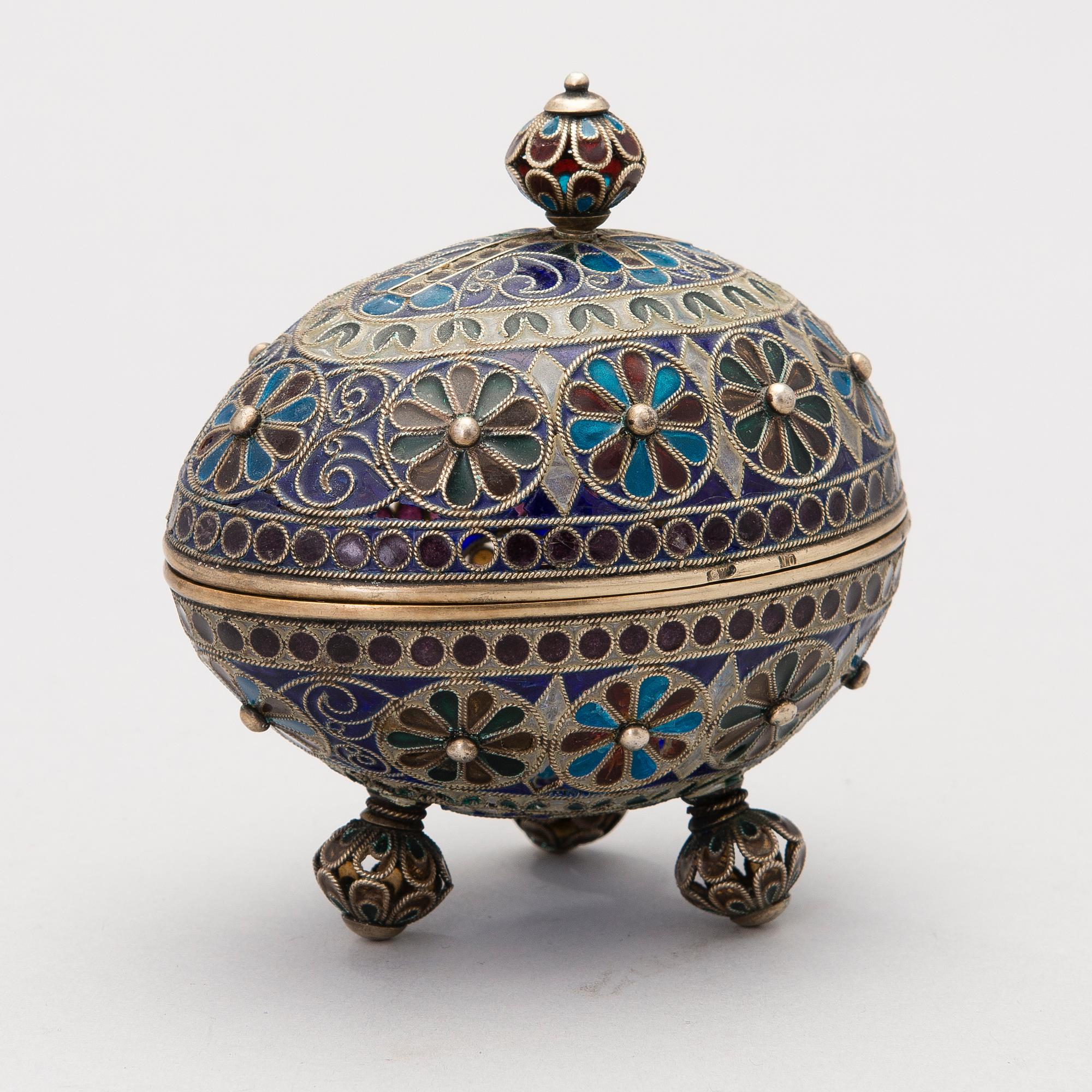 A RUSSIAN PLIQUE A JOUR ENAMEL EGG, silver, Russia ca 1900.