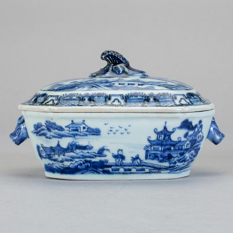 SMÖRTERRIN med LOCK, kompaniporslin. Qingdynastin, Qianlong (1736-95).